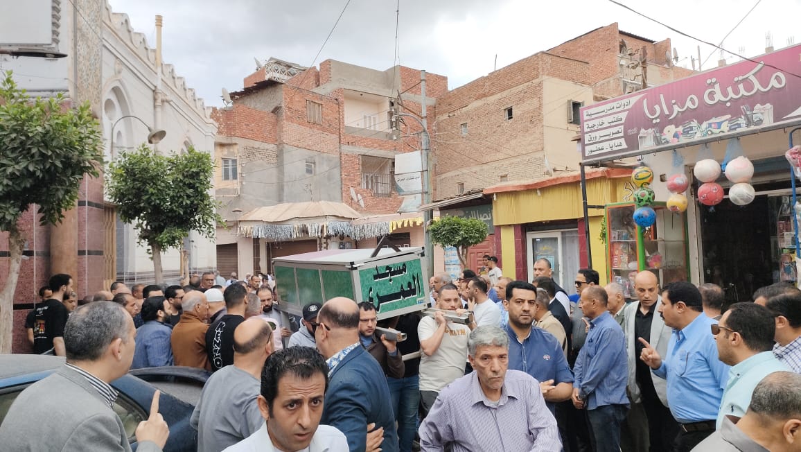 جانب من تشييع الجنازة جانب من تشييع الجنازة