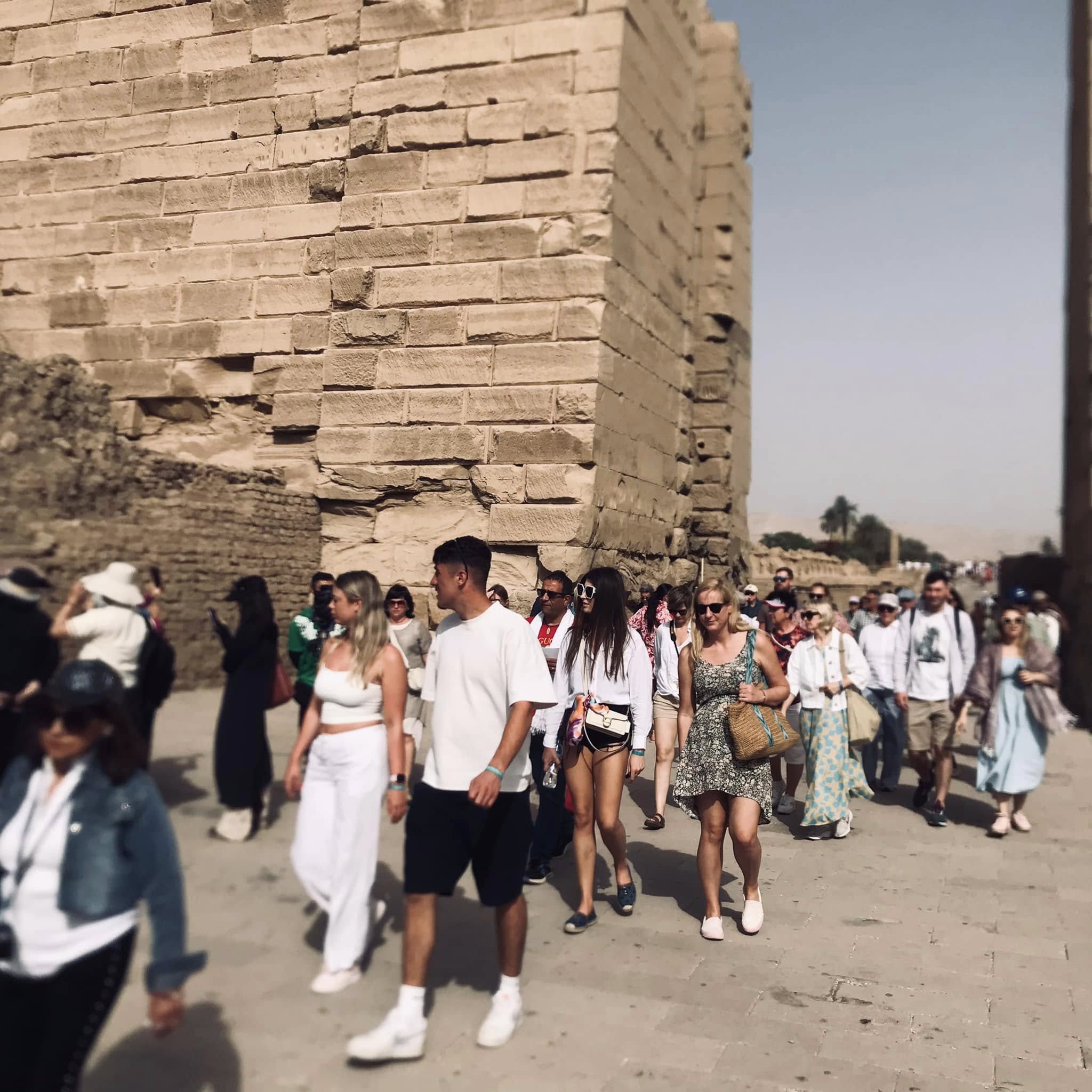 جانب من الإقبال السياحى الكبير فى معابد الأقصر جانب من الإقبال السياحى الكبير فى معابد الأقصر