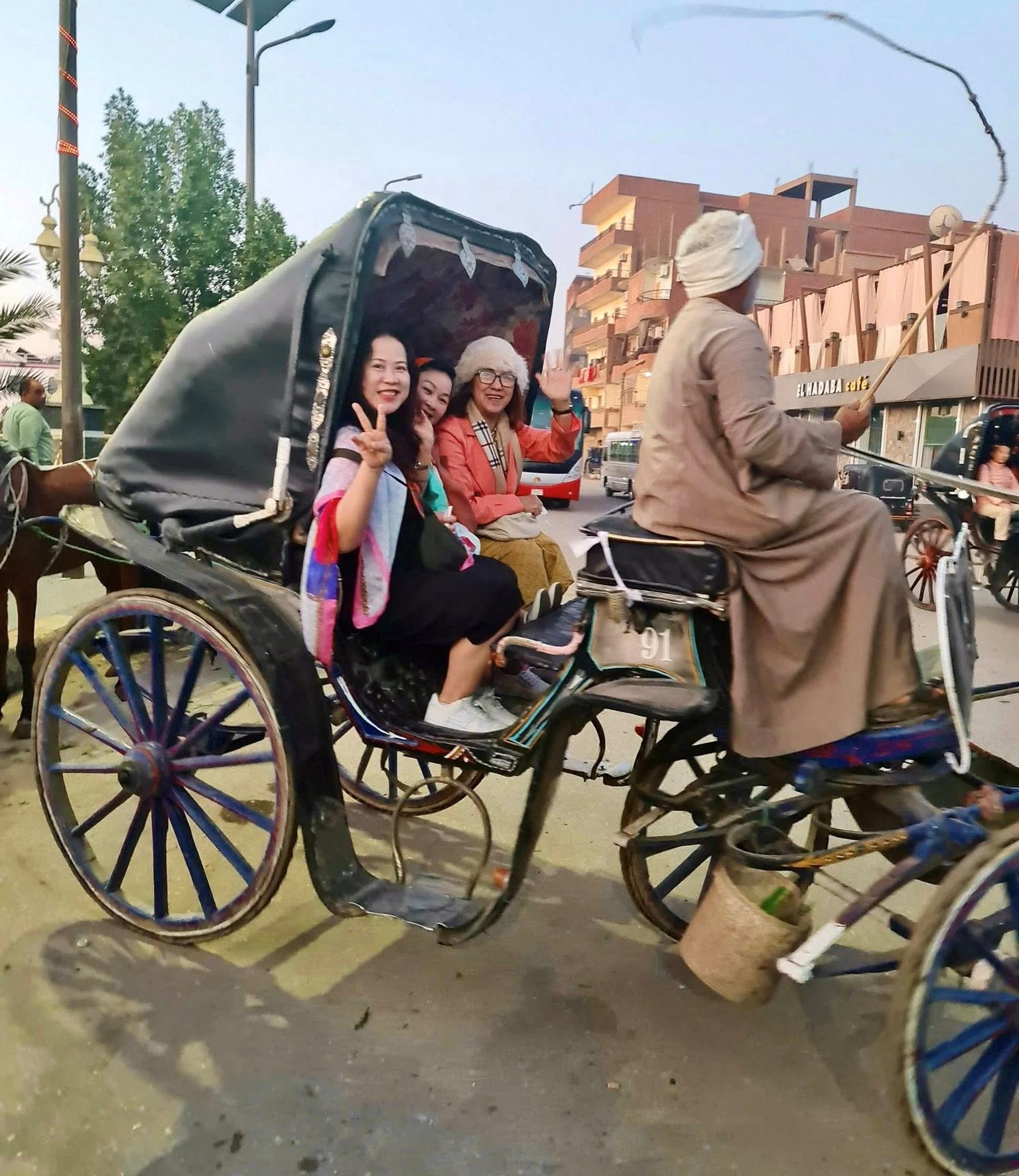 السياح فى بهجة خلال رحلات عربات الحنطور السياح فى بهجة خلال رحلات عربات الحنطور