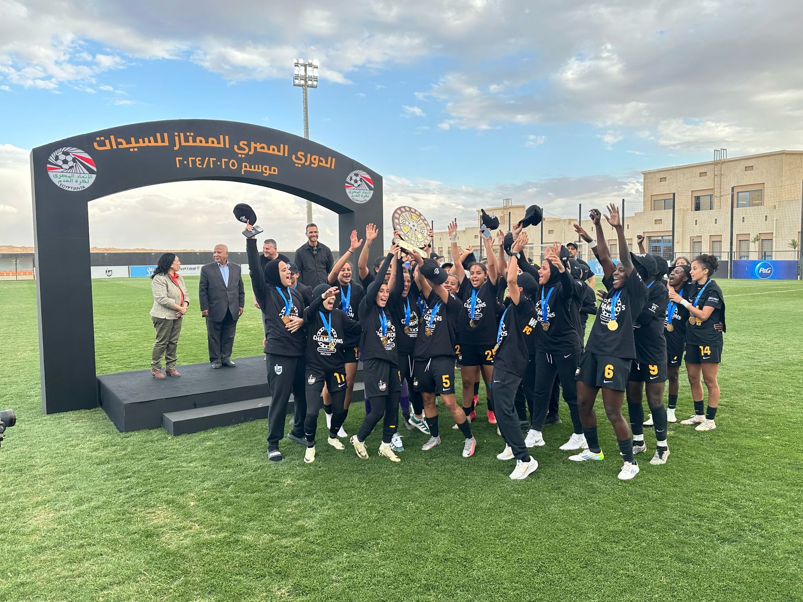 اللاعبات يرفعن الدرع