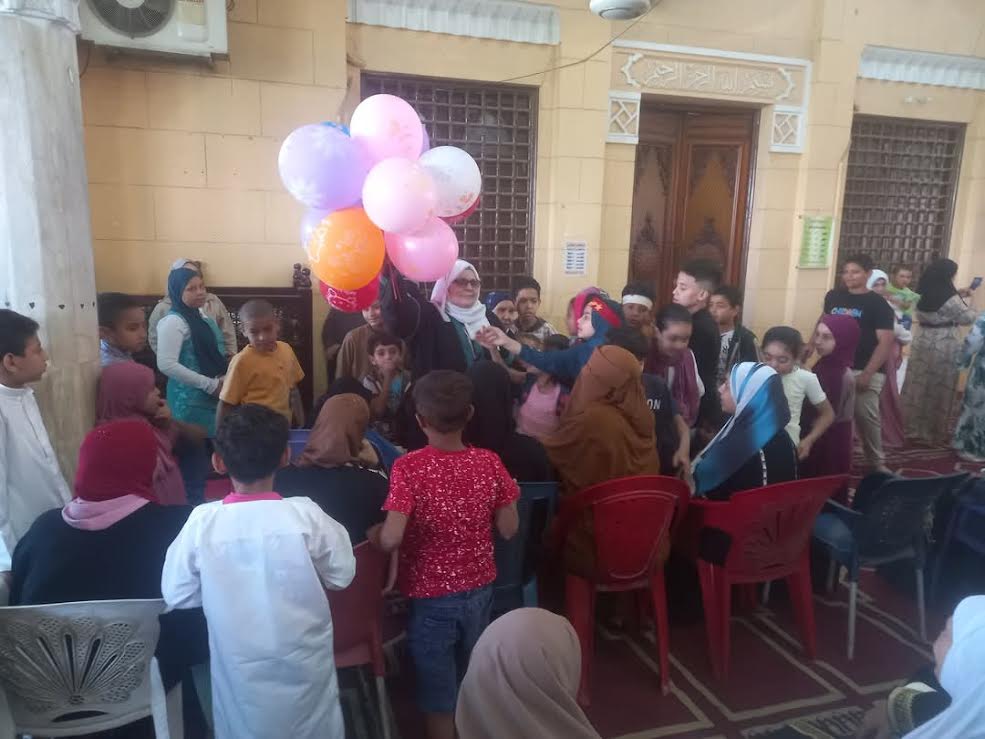 توزيع الهدايا والبلالين