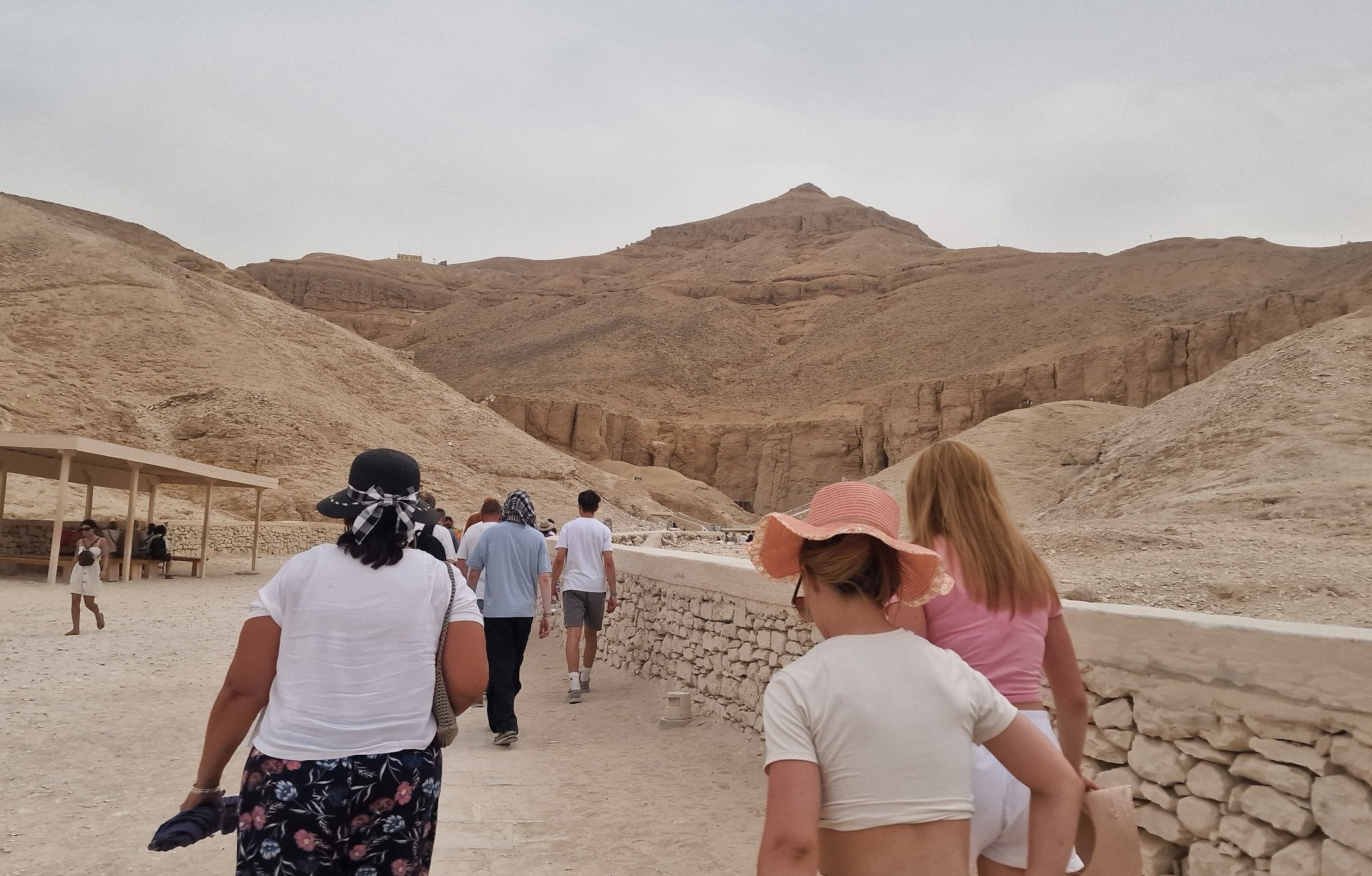 توافد السائحين على مقابر ملوك الأقصر توافد السائحين على مقابر ملوك الأقصر