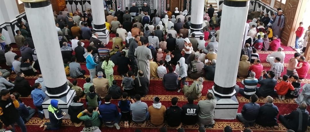 الحضور خلال افتتاح مسجد