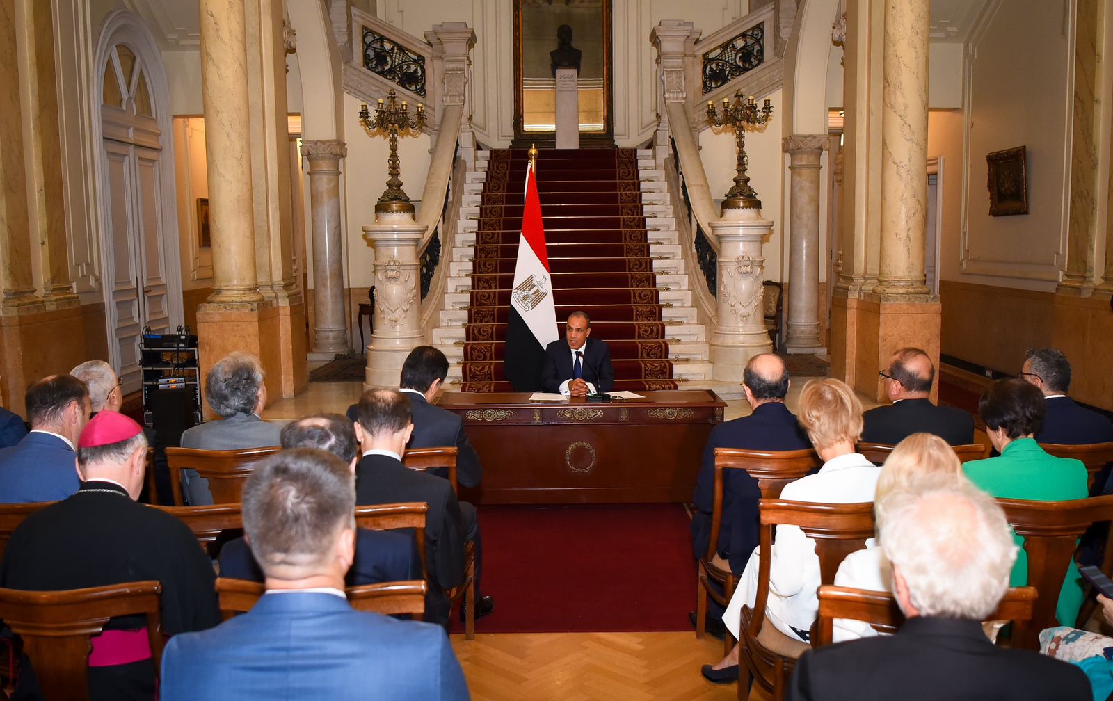 وزير الخارجية مع السفراء وزير الخارجية مع السفراء