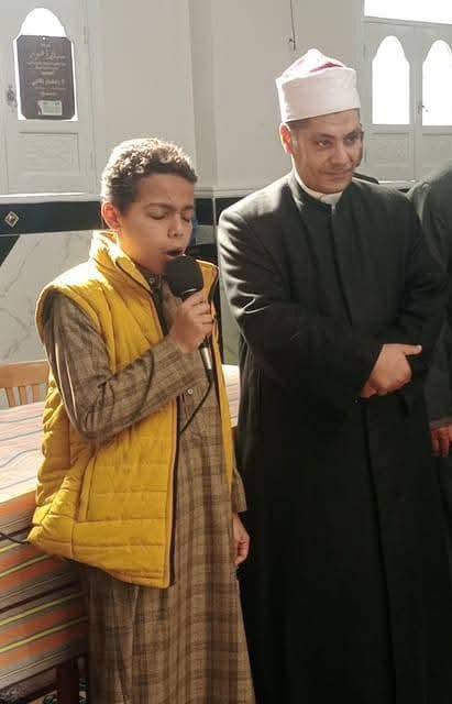 الاستماع لصوت متميز لطفل برع في تلاوة القرآن