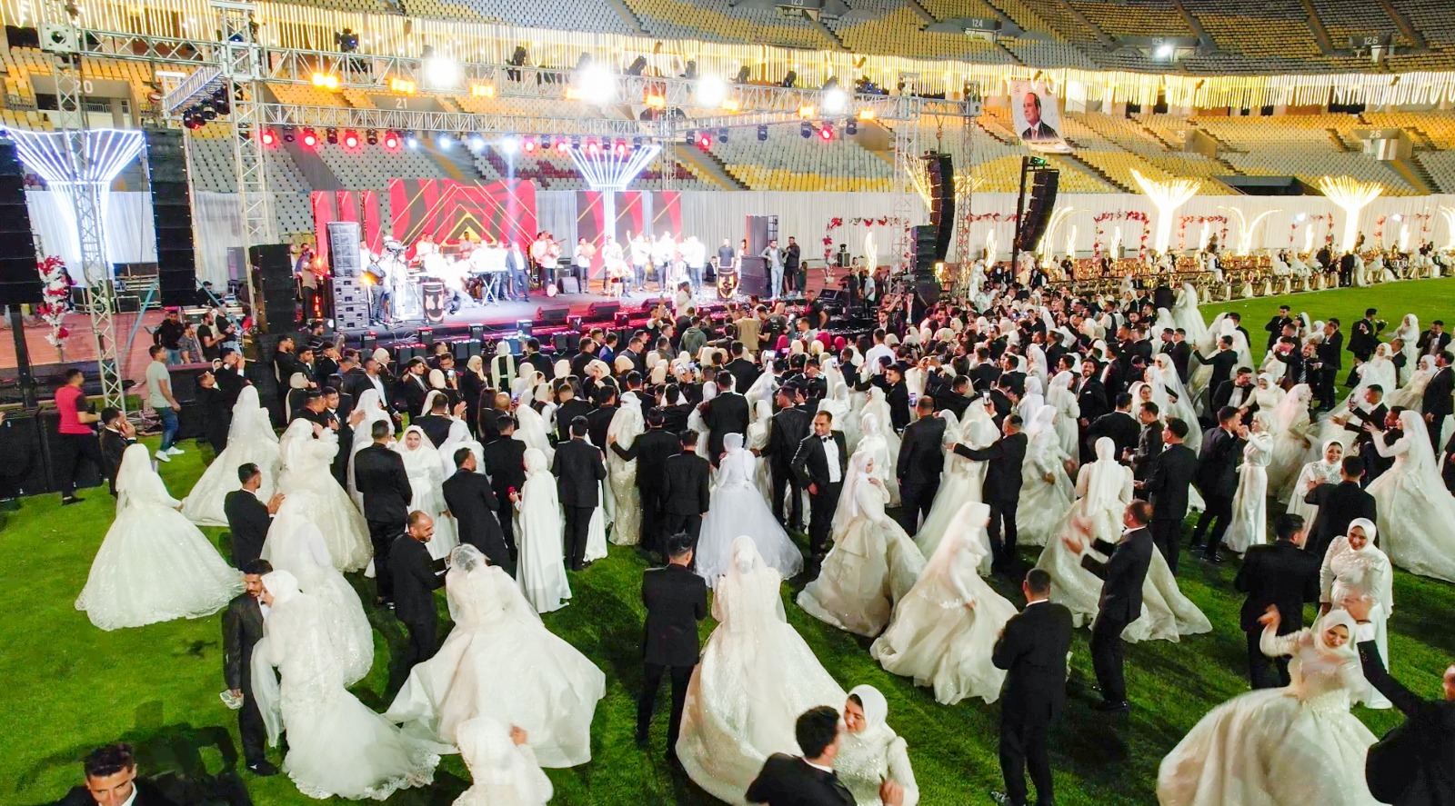 صندوق تحيا مصر يسلم تجهيزات الزواج لـ 600 شاب وفتاة من الأسر الأولى بالرعاية صندوق تحيا مصر يسلم تجهيزات الزواج لـ 600 شاب وفتاة من الأسر الأولى بالرعاية
