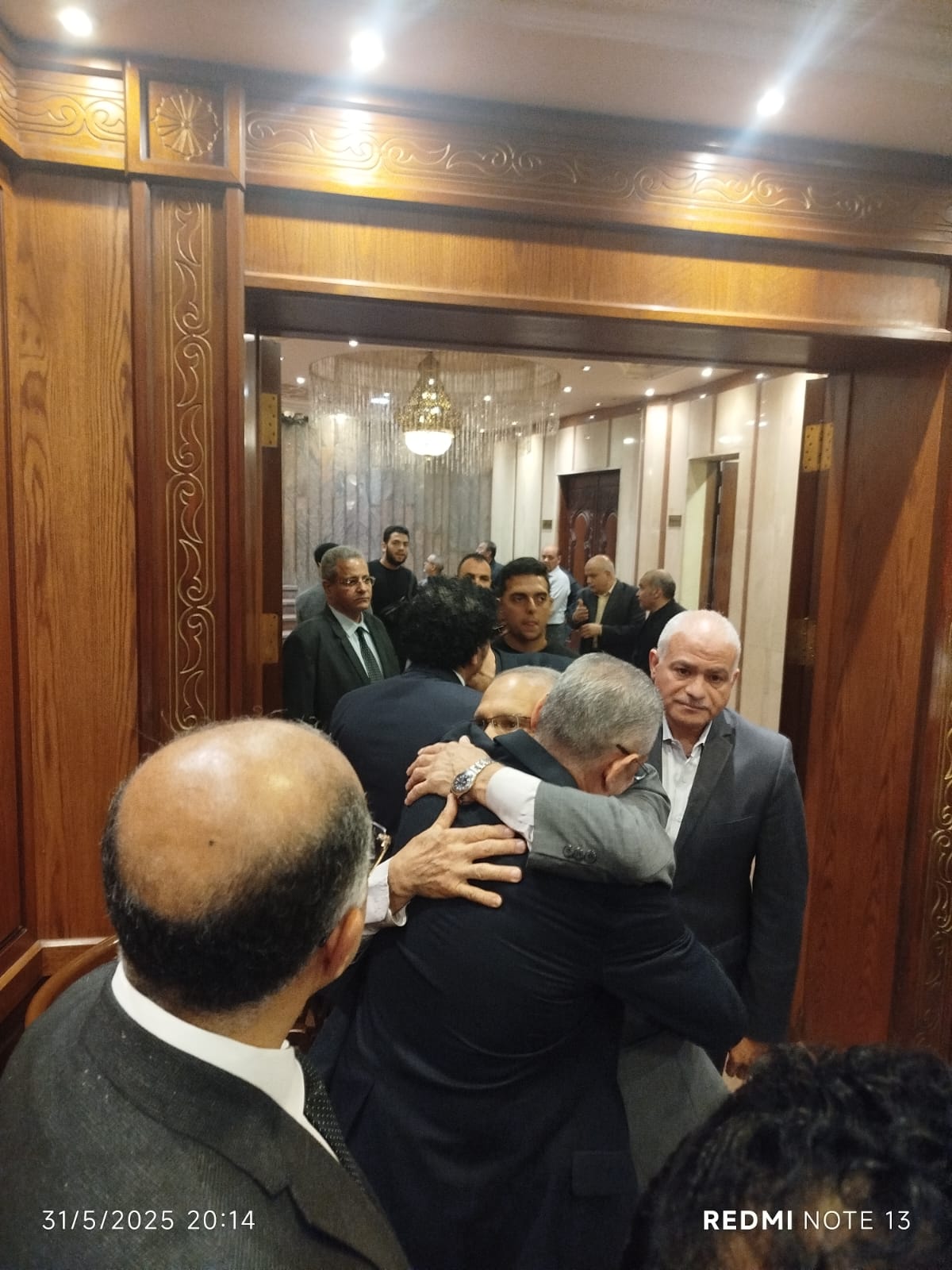 خالد جلال وحمادة الموجي ومحمود التهامي وخالد داغر اول الحاضرين عزاء والد رىيس دار الأوبرا (1)