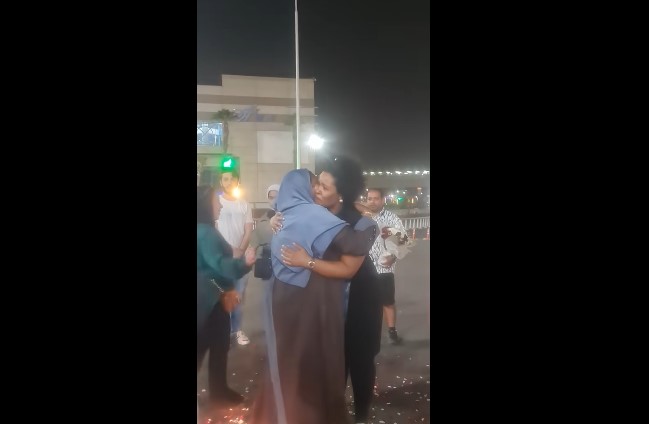 حنان تلتقى بوالدتها حنان تلتقى بوالدتها