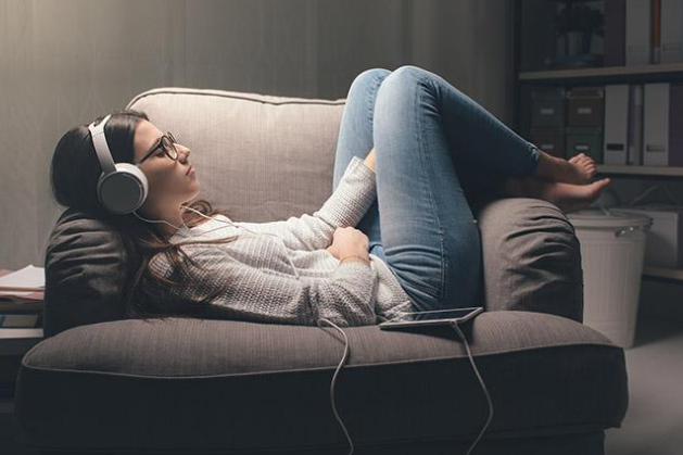 طلاب طالبة تسترخى طلاب