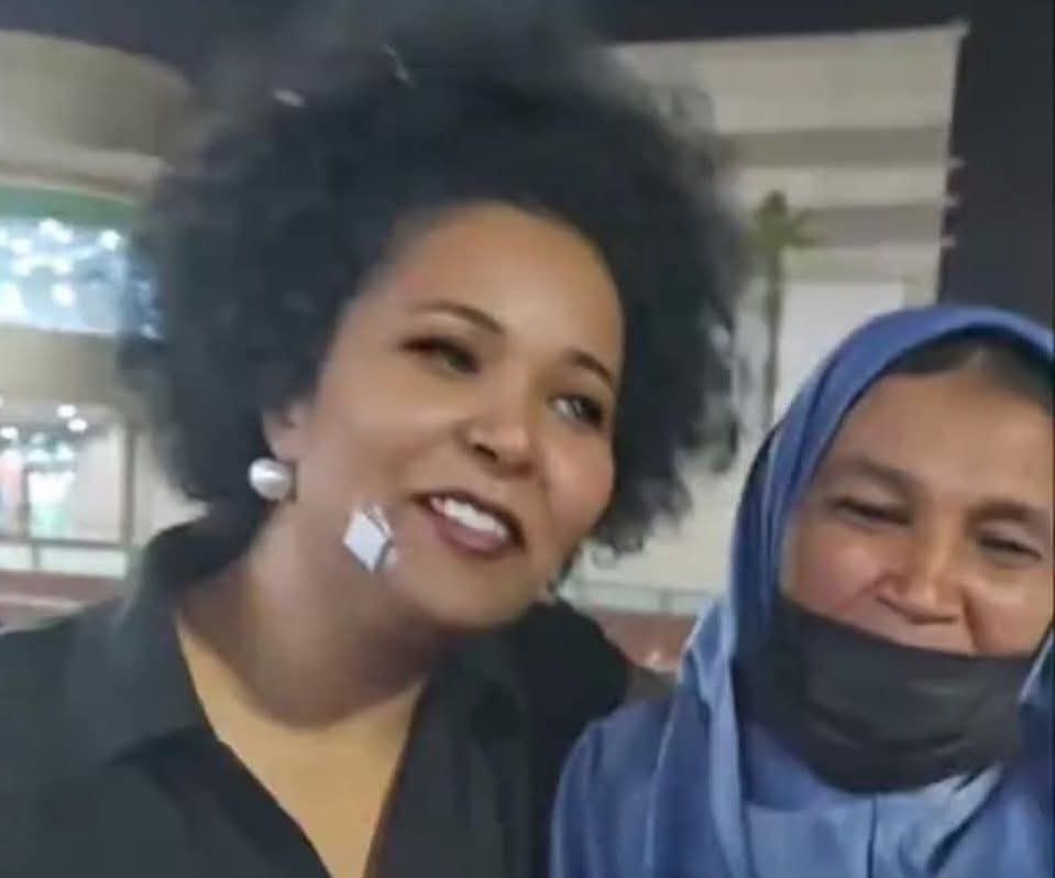 حنان ووالدتها حنان ووالدتها