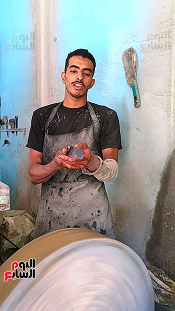 عامل-السن-داخل-الورشة عامل-السن-داخل-الورشة