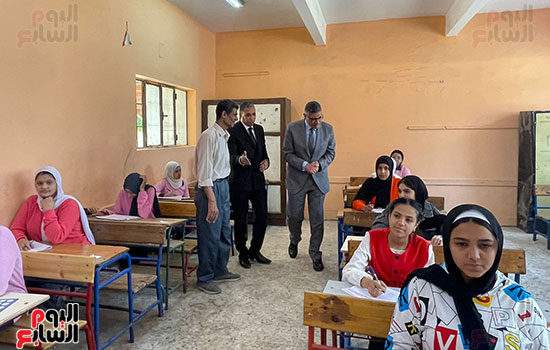 محافظ الجيزة يتفقد لجان امتحانات الشهادة الإعدادية فى الهرم (5)
