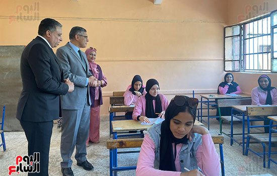 محافظ الجيزة يتفقد لجان امتحانات الشهادة الإعدادية فى الهرم (2)