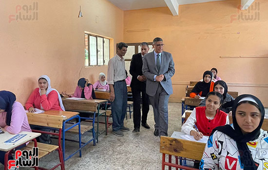 محافظ الجيزة يتفقد لجان امتحانات الشهادة الإعدادية فى الهرم (4)