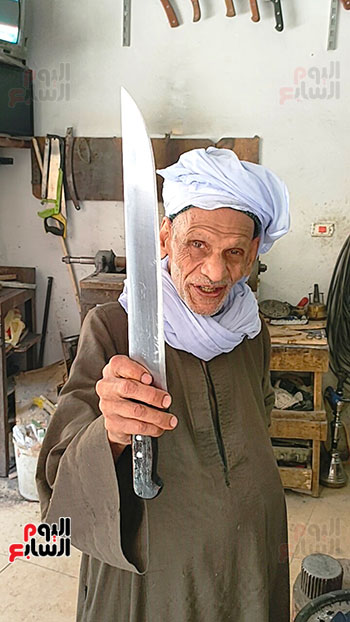عم-عاشور-80-سنة-فى-المهنة عم-عاشور-80-سنة-فى-المهنة