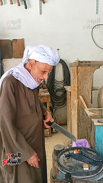 عم-عاشور-يراجع-سكين-بعد-السن عم-عاشور-يراجع-سكين-بعد-السن