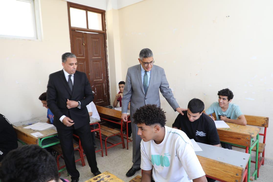 محافظ الجيزة يتفقد لجان الشهادة الإعدادية ببولاق الدكرور والهرم وأكتوبر (7)