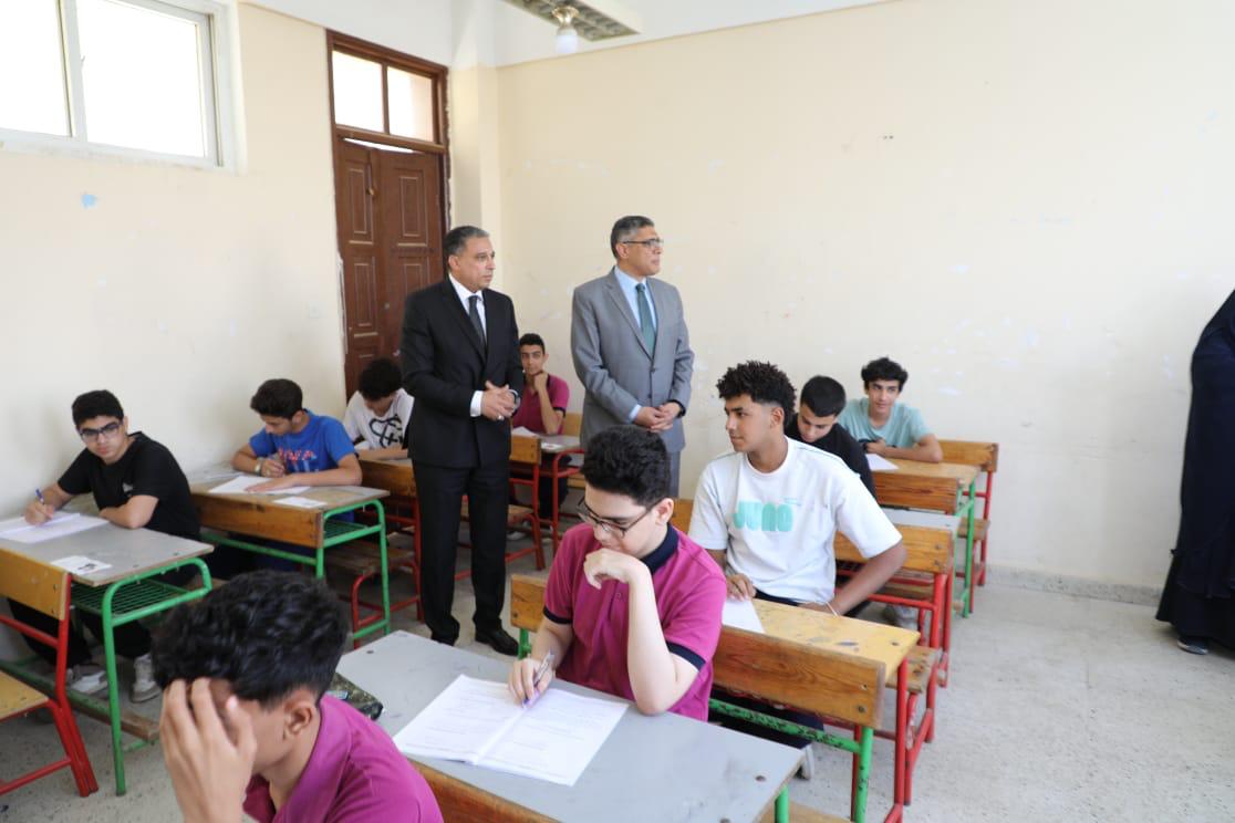 محافظ الجيزة يتفقد لجان الشهادة الإعدادية ببولاق الدكرور والهرم وأكتوبر (3)