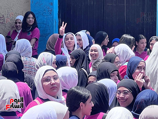 خروج طالبات الشهادة الإعدادية بعد اداء امتحان مادتي اللغة العربية والدين (7)