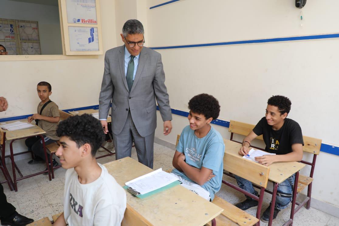 محافظ الجيزة يتفقد لجان الشهادة الإعدادية ببولاق الدكرور والهرم وأكتوبر (6)