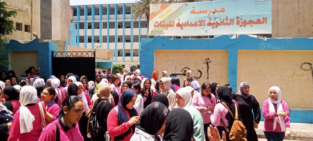 طالبات الشهادة الإعدادية يؤدون امتحاني اللغة العربية والتربية الدينية (4)