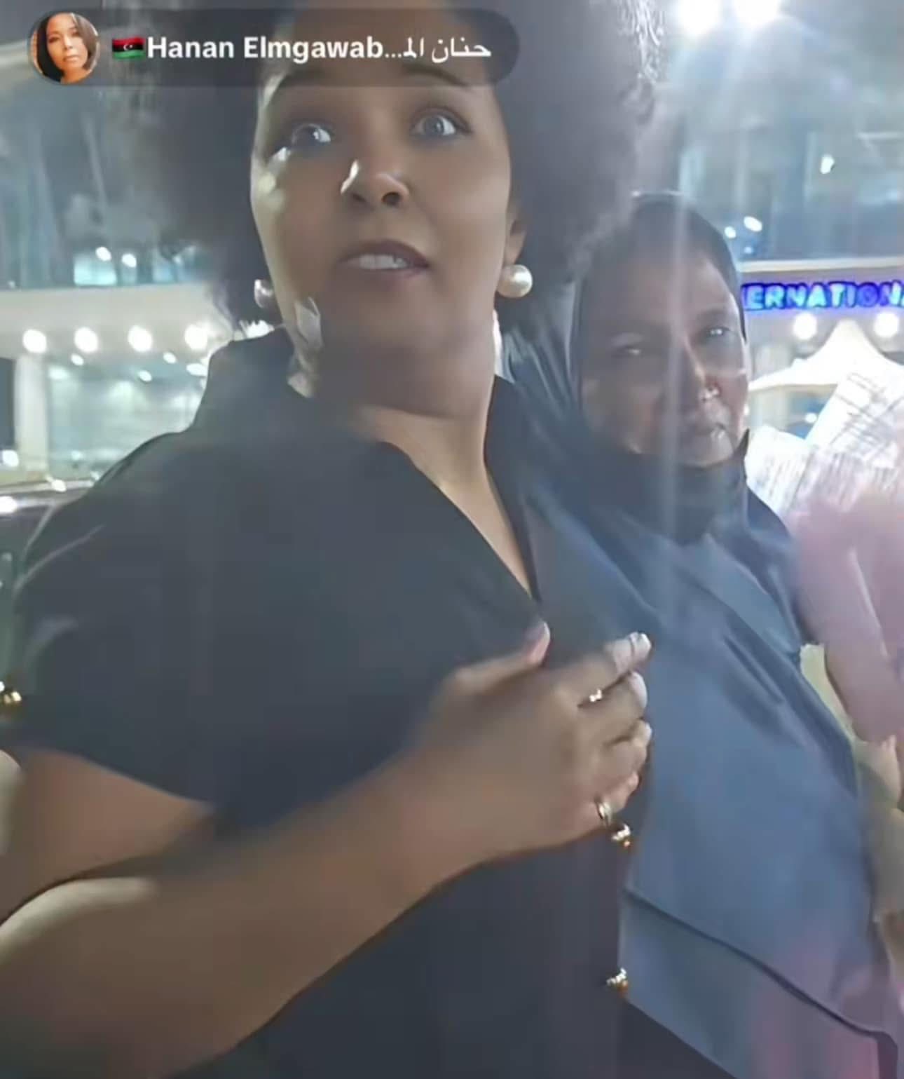 حنان بصحبة والدتها