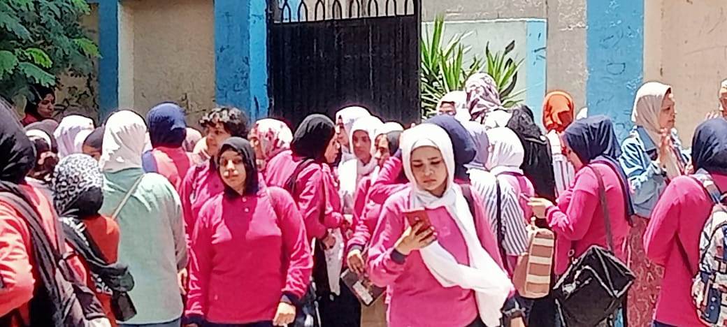 طالبات الشهادة الإعدادية يؤدون امتحاني اللغة العربية والتربية الدينية (6)