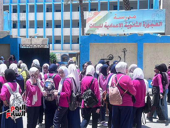 خروج طالبات الشهادة الإعدادية بعد اداء امتحان مادتي اللغة العربية والدين (9)