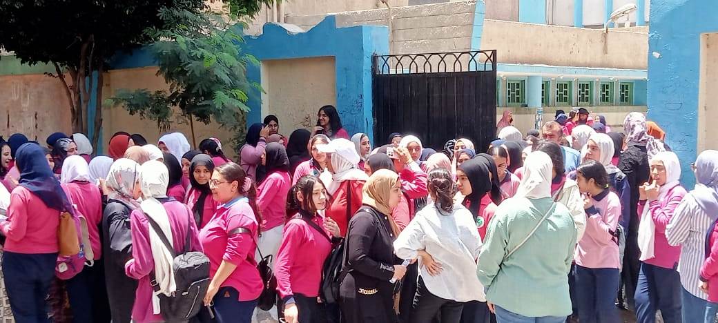 طالبات الشهادة الإعدادية يؤدون امتحاني اللغة العربية والتربية الدينية (5)
