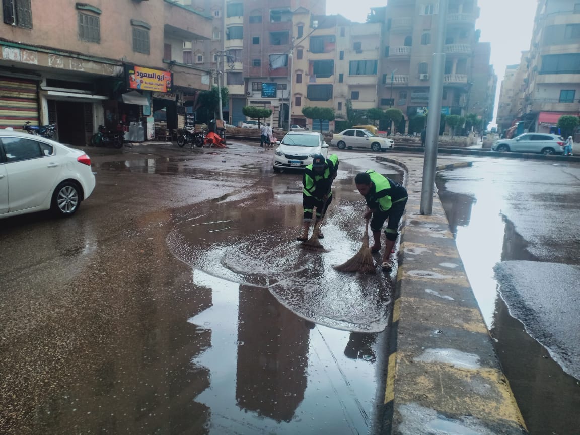 جانب من رفع مياه الأمطار جانب من رفع مياه الأمطار