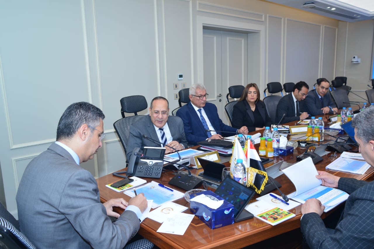  وزير التموين والتجارة الداخلية خلال الاجتماع