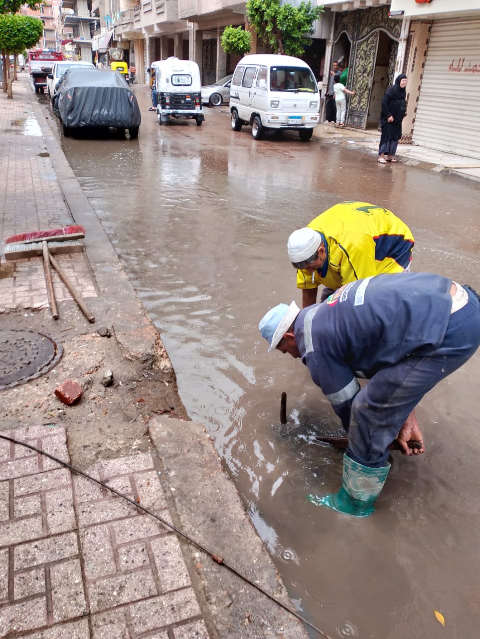 رفع المياه من الشوارع رفع المياه من الشوارع