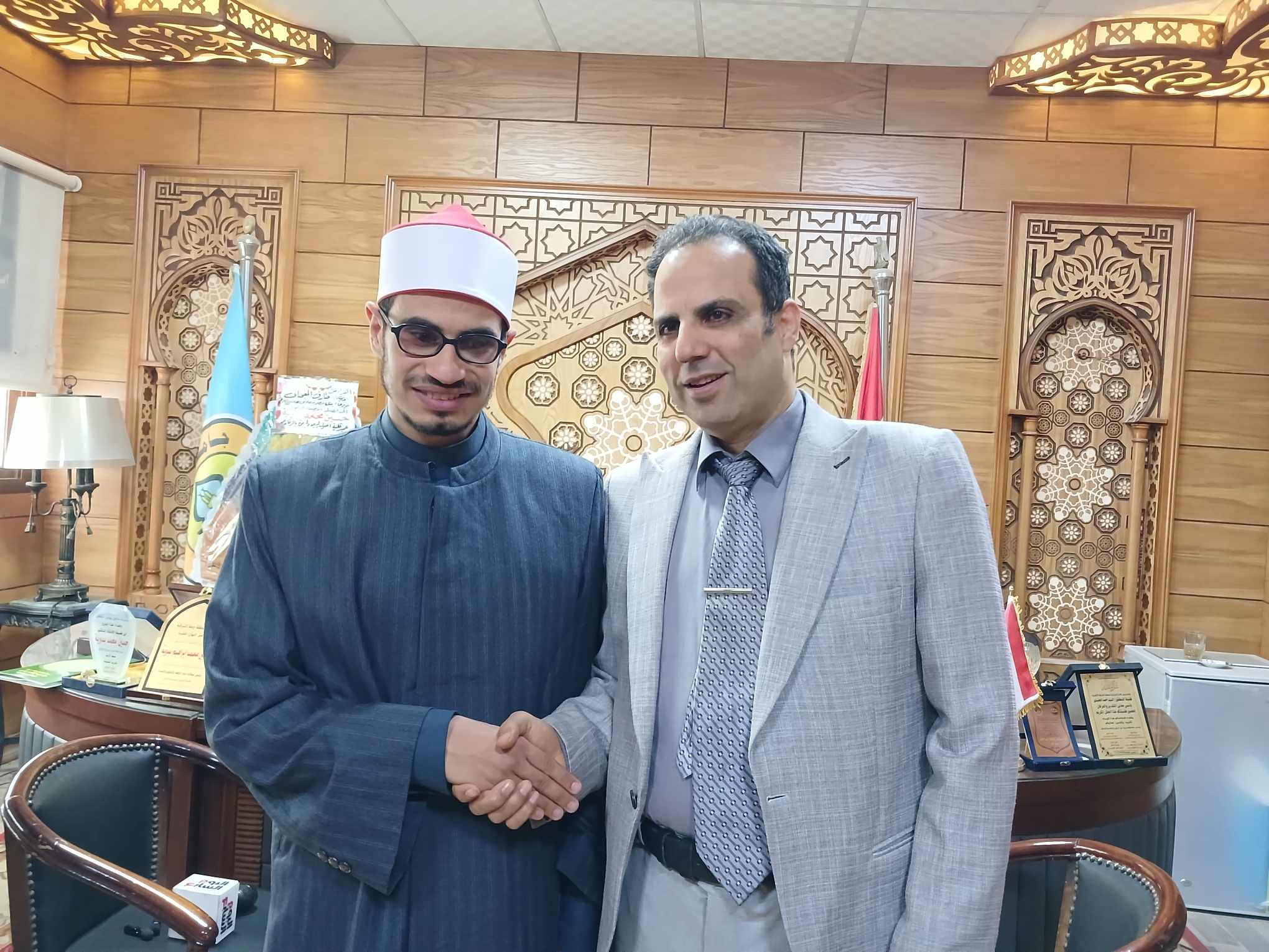 عميد كلية أصول الدين يستقبل الطالب عبد الله عمار داخل مكتبه عميد كلية أصول الدين يستقبل الطالب عبد الله عمار داخل مكتبه