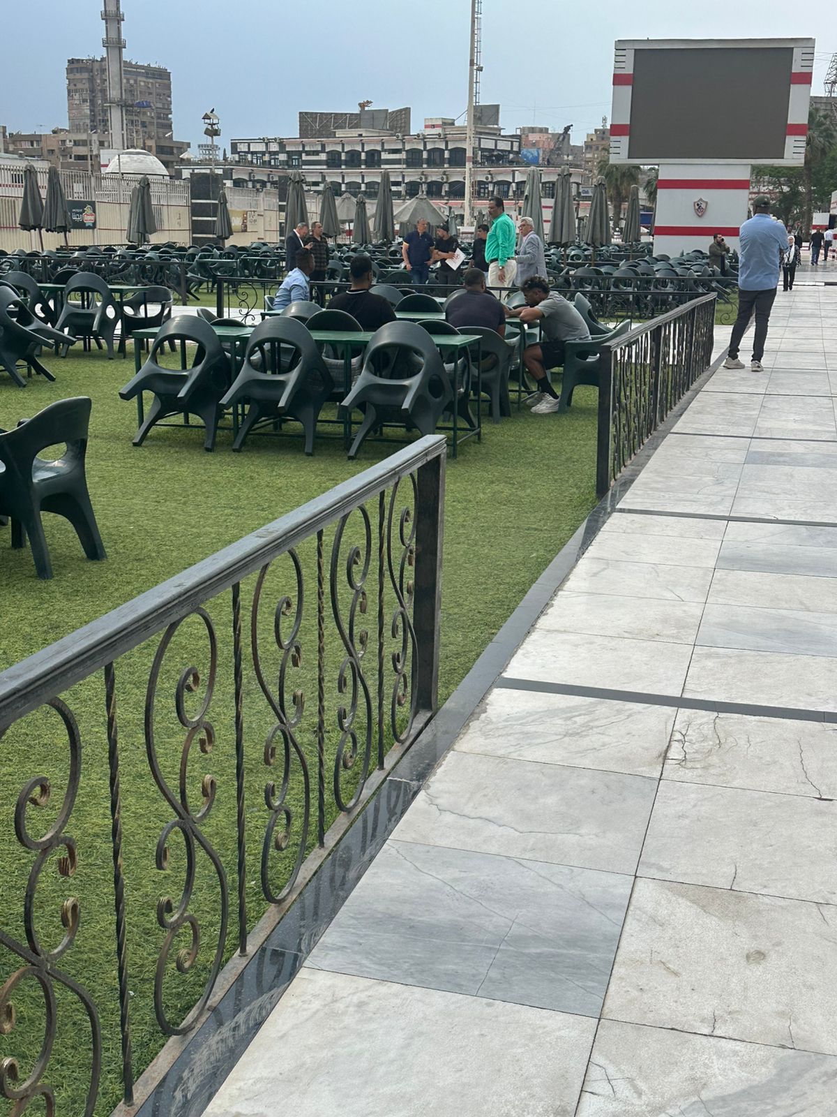 أصدقاء زيزو في انتظاره بالزمالك