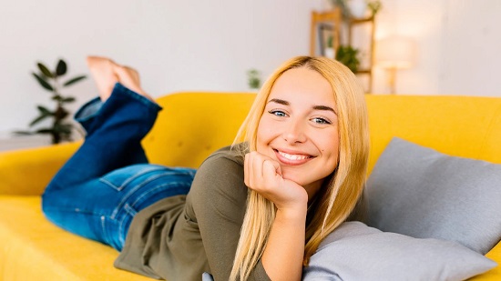 الجلوس في المنزل الجلوس في المنزل