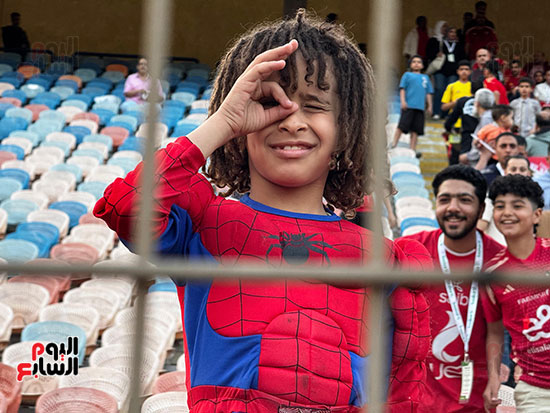 طفل يدعم البطل ياسين طفل يدعم البطل ياسين