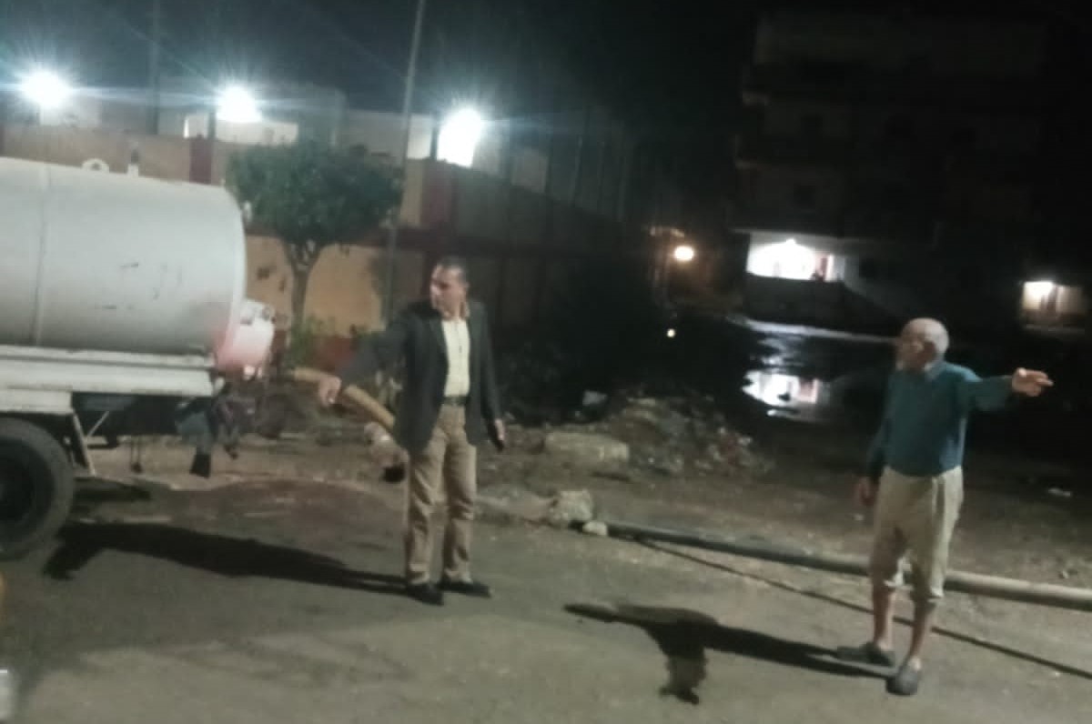 معدات رفع تراكمات مياه الأمطار بالقرية (1)