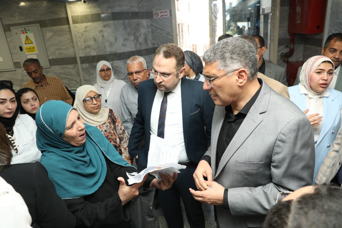 محافظ الجيزة يتفقد فرع التأمين الصحى بمدينة 6 أكتوبر لمتابعة الخدمات المقدمة للمواطنين (3)