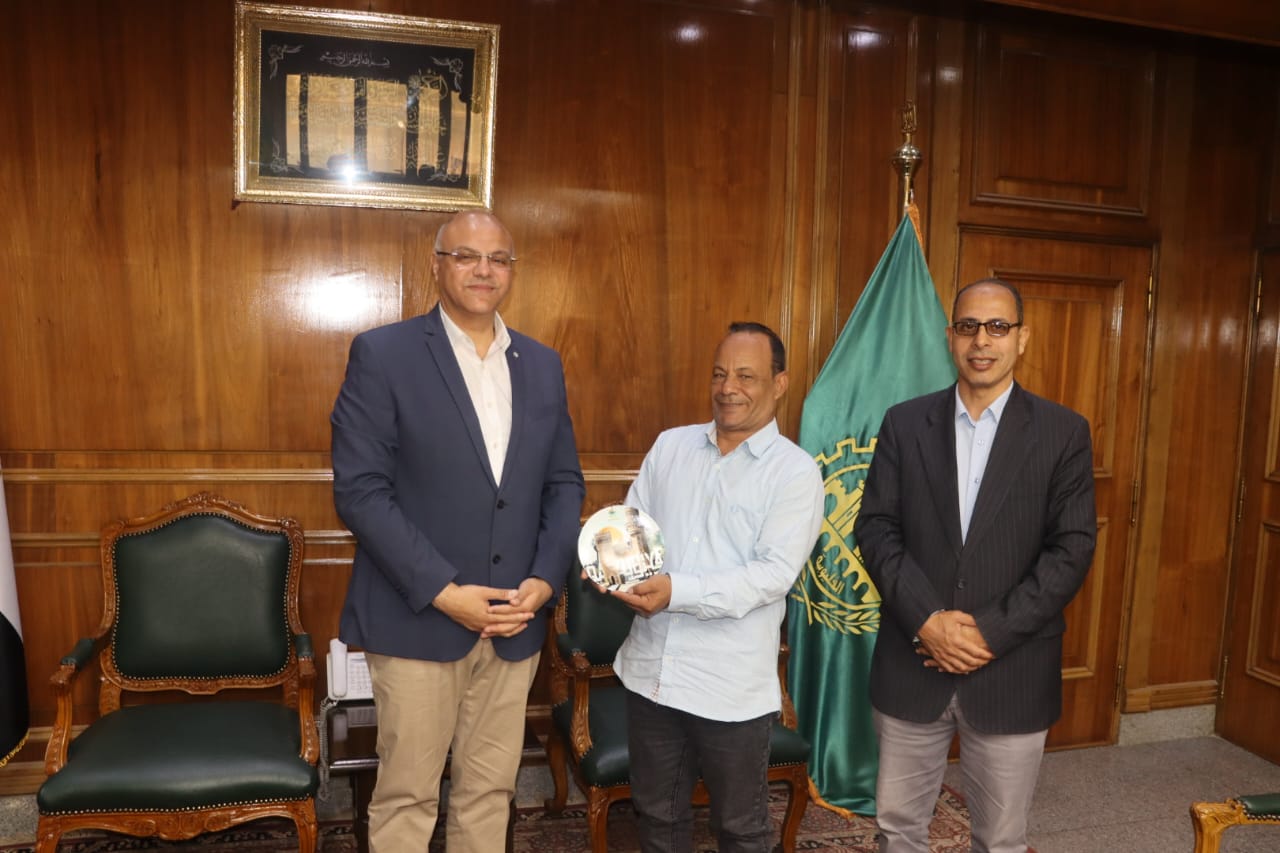 خلال لقاء محافظ القليوبية بالعامل المكرم من الرئيس