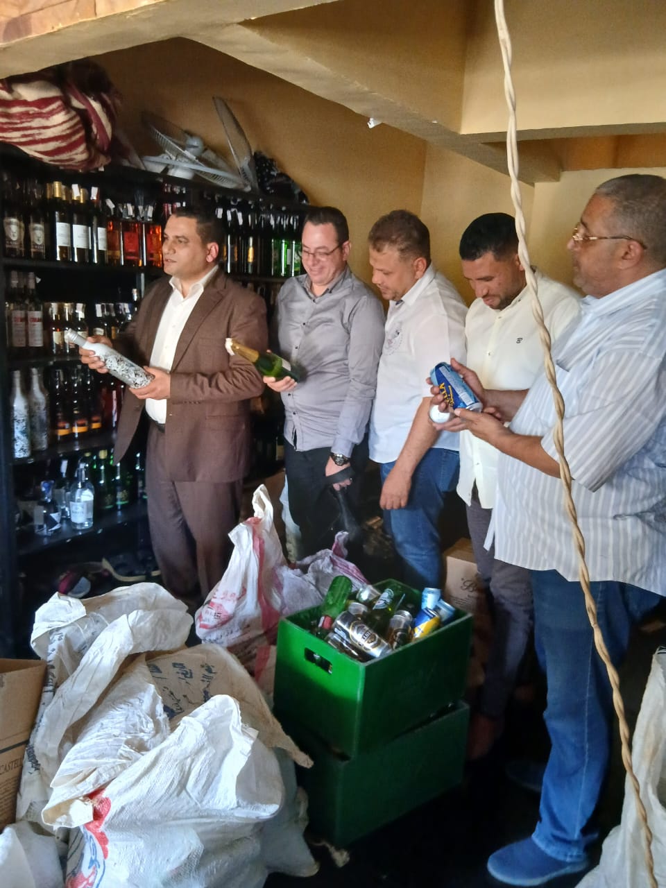 ضبط 7000 زجاجة مشروبات كحولية داخل منشأة غير مرخصة بالشيخ زايد ضبط 7000 زجاجة مشروبات كحولية داخل منشأة غير مرخصة بالشيخ زايد