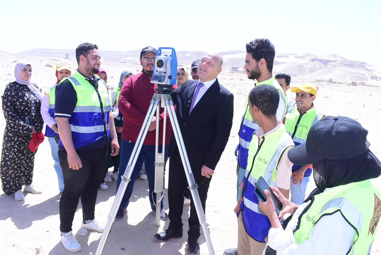 رئيس الجامعة بموقع العمل 