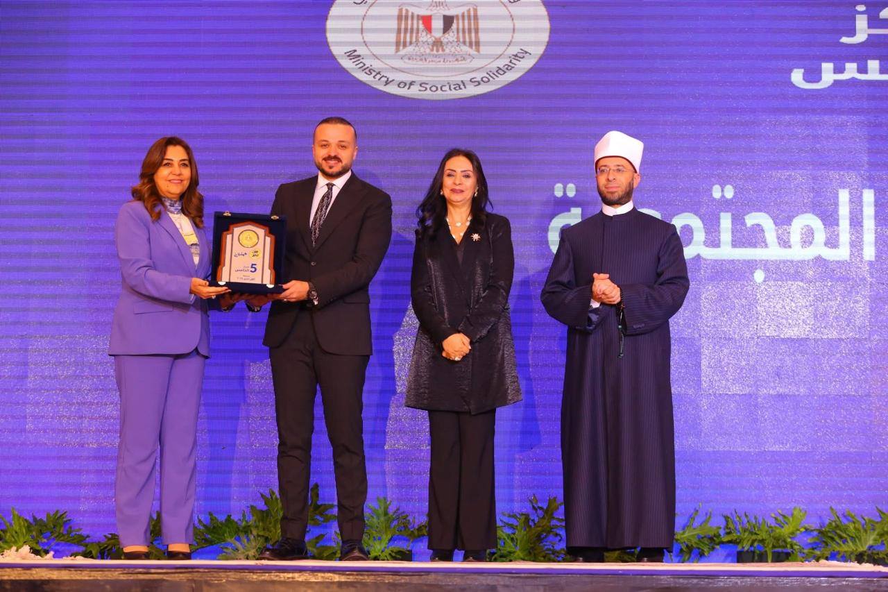 خلال تكريم مؤسسات التحالف خلال تكريم مؤسسات التحالف