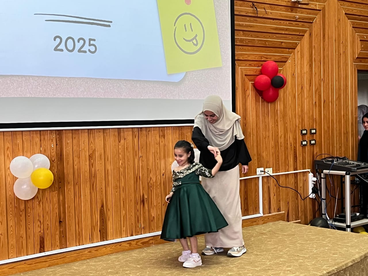 استعراض ملابس الأطفال من خامات البيئة