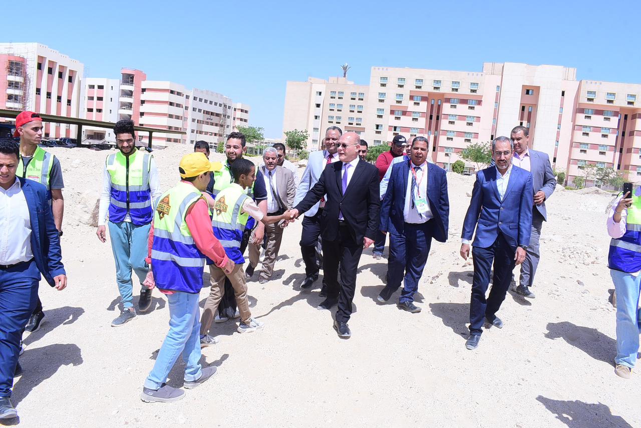 الطلاب يستقبلون رئيس الجامعة 