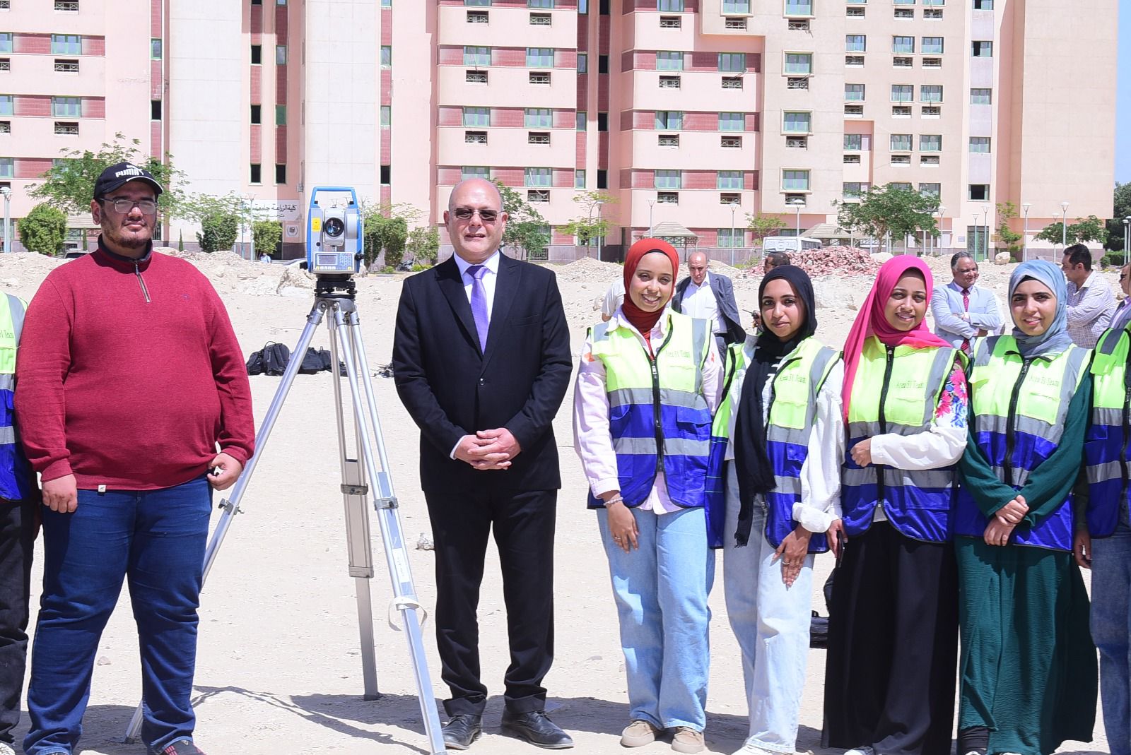 الطالبات مع رئيس الجامعة 