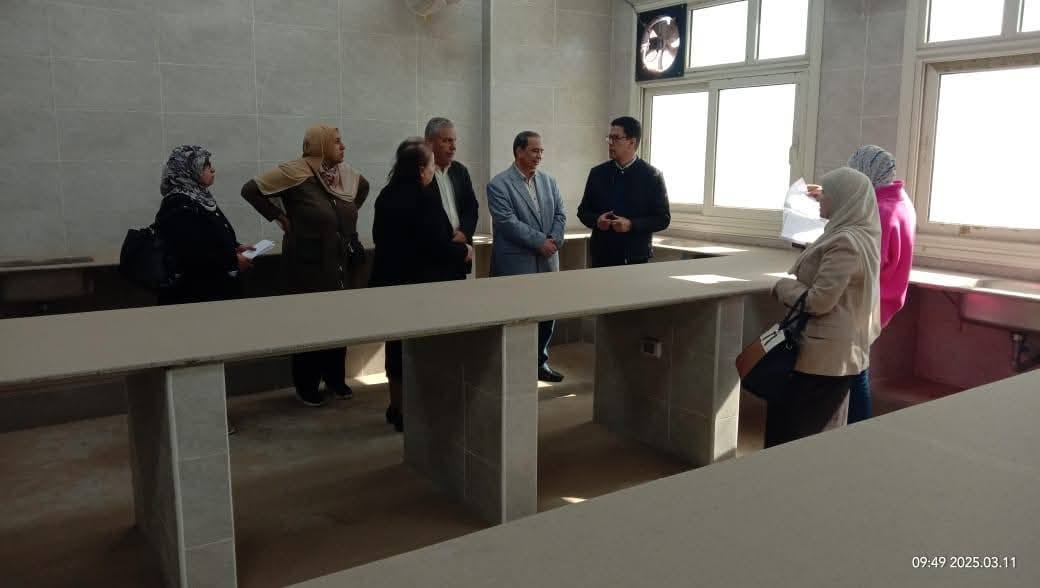 المعامل داخل المجمع