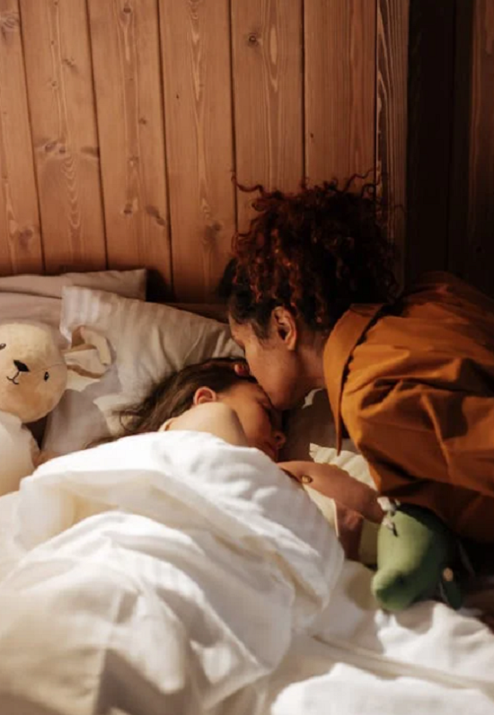 دعم الأم لطفلتها