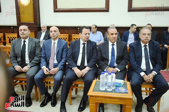 وزير الخارجية خلال تقديم واجب العزاء وزير الخارجية خلال تقديم واجب العزاء