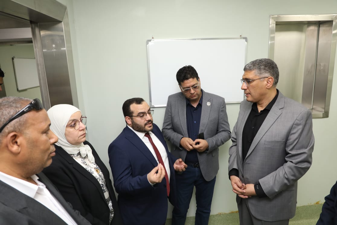 محافظ الجيزة يتفقد فرع التأمين الصحى بمدينة 6 أكتوبر لمتابعة الخدمات المقدمة للمواطنين (1)