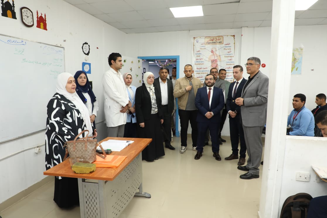 محافظ الجيزة يتفقد فرع التأمين الصحى بمدينة 6 أكتوبر لمتابعة الخدمات المقدمة للمواطنين (5)